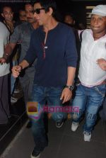 Shahrukh Khan snapped at Mumbai International airport on 16th Nov 2010 (8).JPG